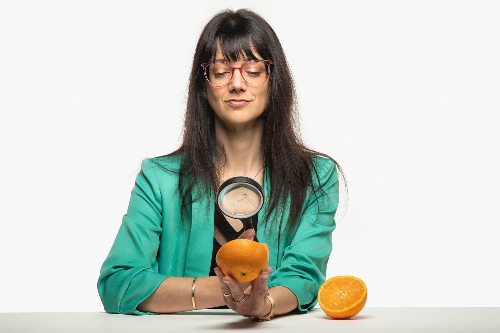 Audrey Rey examine une orange à la loupe — analyse réglementaire